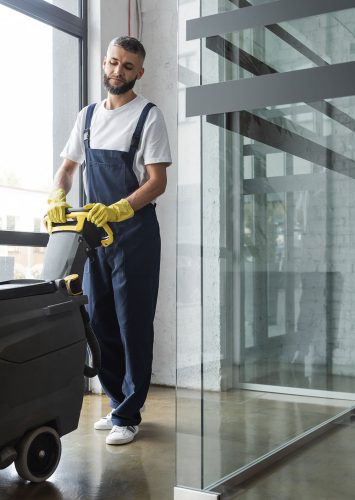 Eine Person reinigt professionell den Boden